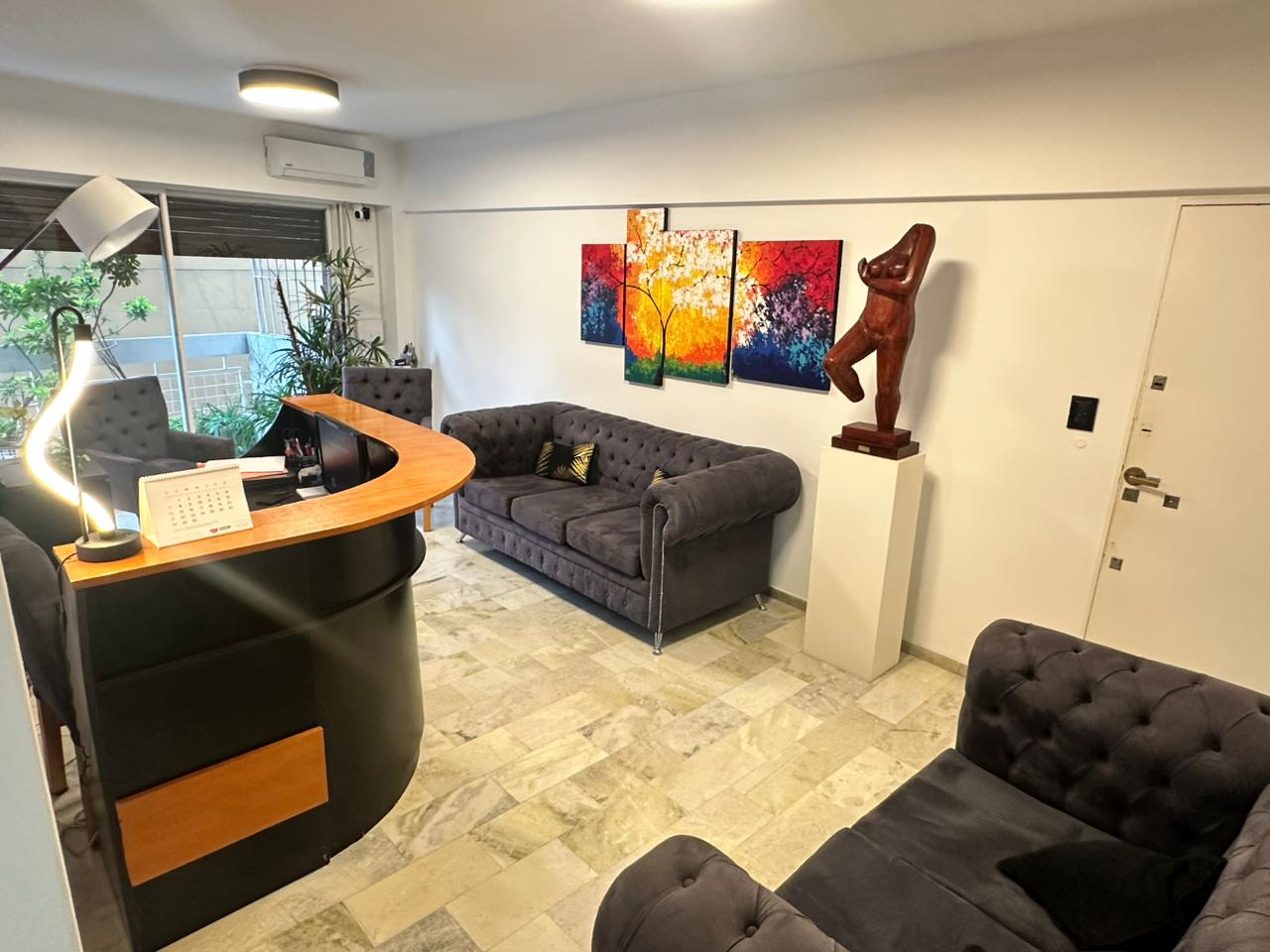 Sala de espera y recepción del consultorio del Dr. Luciano Ruggeri en Palermo